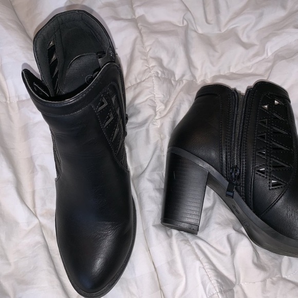 BLACK BOOTIES - Picture 2 of 3